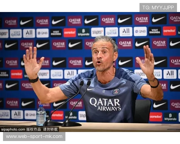 球队主帅开发布会泪洒现场，情绪感染全场